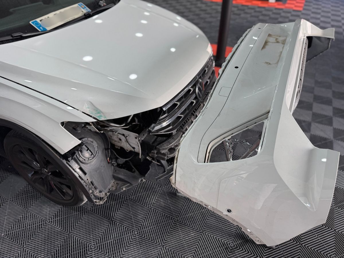 Réparation pare-choc à La Garde chez L'Avenue Carrosserie, pare-choc avant fissuré en cours de remise en peinture